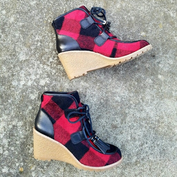G. H. Bass & Co. Plaid Wedge Ankle Boots - Red and Black! 💥 - Picture 8 of 8